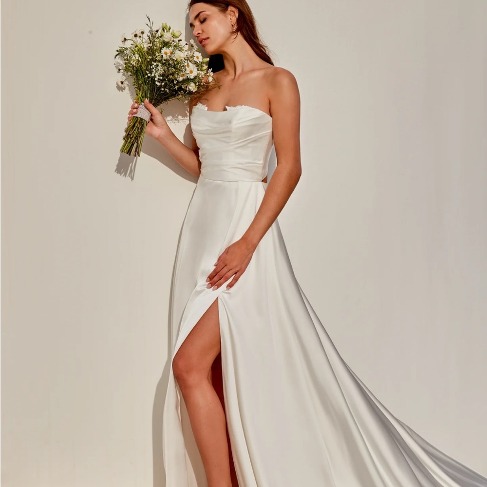 Elegant White Strapless Wedding Dress